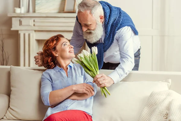 Casal maduro com flores — Fotografia de Stock