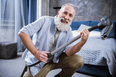 Süpürge Temizleyicili Adam