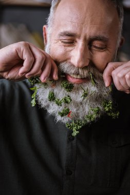 Komuta sizde sakal yeşillik ile