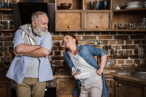 Pareja madura en cocina — Foto de Stock