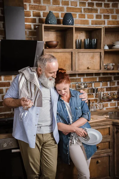 Couple d'âge mûr en cuisine — Photo