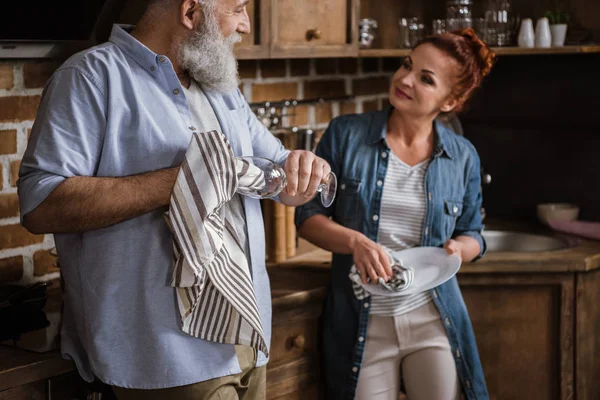 Pareja madura en cocina — Foto de Stock