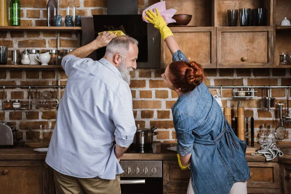 Mature couple in kitchen — Stock Photo, Image