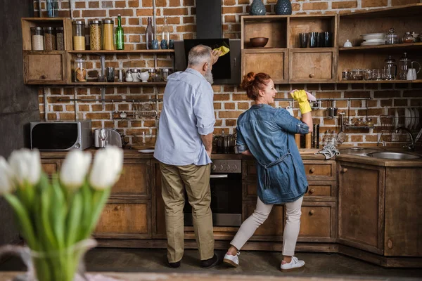 Äldre par i köket — Stockfoto