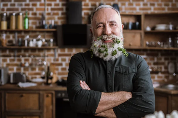 Hombre mayor con verduras en barba —  Fotos de Stock