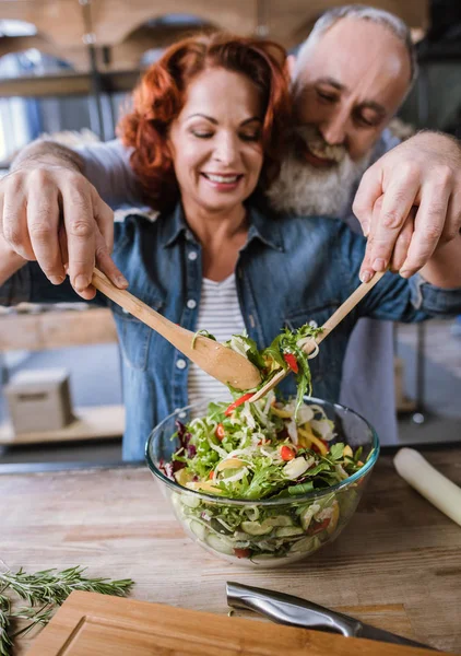 Couple cooking vegetable salad — Stock Photo, Image