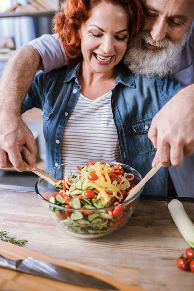 Pareja cocina ensalada de verduras — Foto de Stock