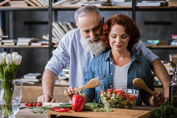 Pareja cocina ensalada de verduras —  Fotos de Stock