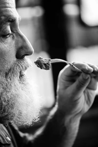 Человек ест стейк — стоковое фото
