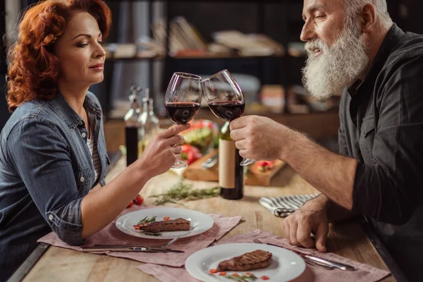 Paar trinkt Wein — Stockfoto