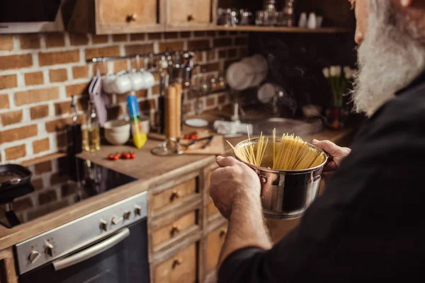 Homme cuisine spaghettis — Photo gratuite