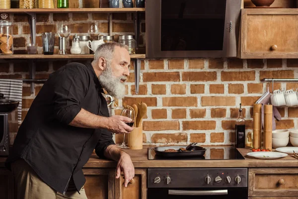 Homem segurando copo de vinho — Fotografia de Stock