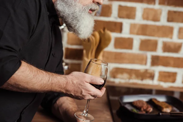 Homem segurando copo de vinho — Fotografia de Stock