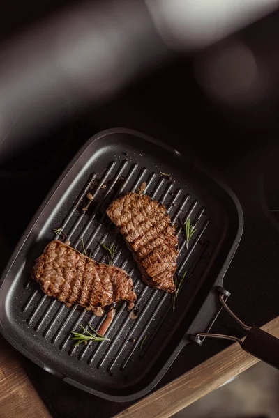 Grilled steaks in frying pan — Stock Photo, Image