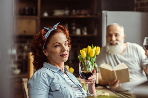 Femme buvant du vin — Photo