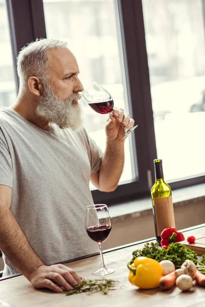 Uomo che prova vino rosso — Foto Stock