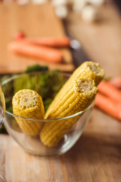 Corn cobs in bowl — Stock Photo, Image