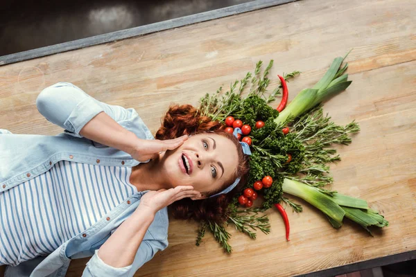 Femeie în ierburi și coroană de legume — Fotografie, imagine de stoc