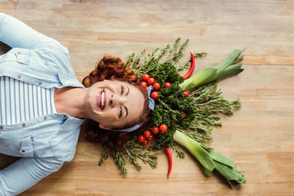 Жінка в траві та овочевій короні — стокове фото