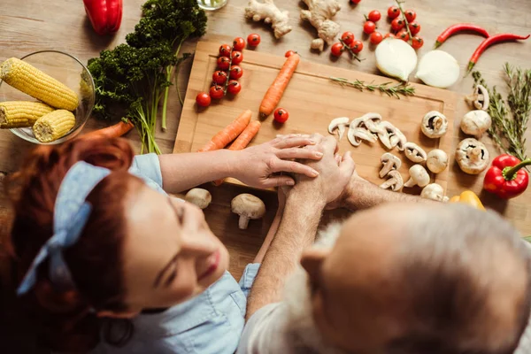 Par förbereder vegansk mat — Stockfoto