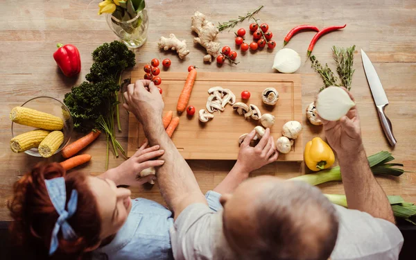 Casal preparando comida vegan — Fotografia de Stock