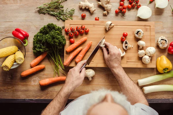 Hombre preparando comida vegana —  Fotos de Stock
