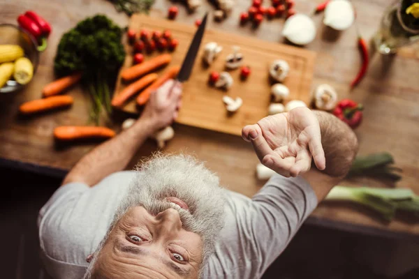 Uomo che prepara cibo vegano — Foto Stock