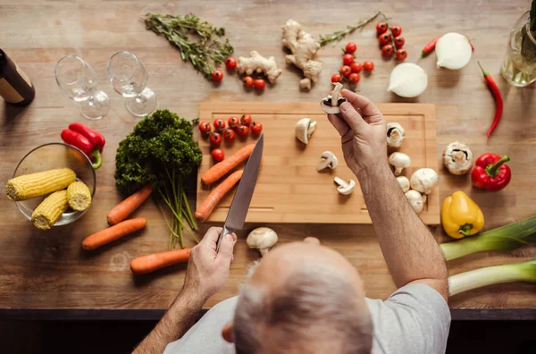 Muž připravuje veganské jídlo — Stock fotografie