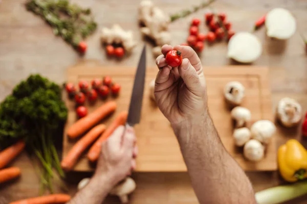 Homme préparant des aliments végétaliens — Photo