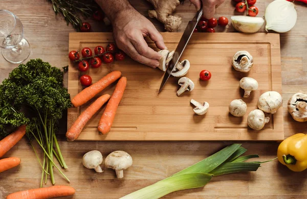 Mann bereitet veganes Essen zu — Stockfoto