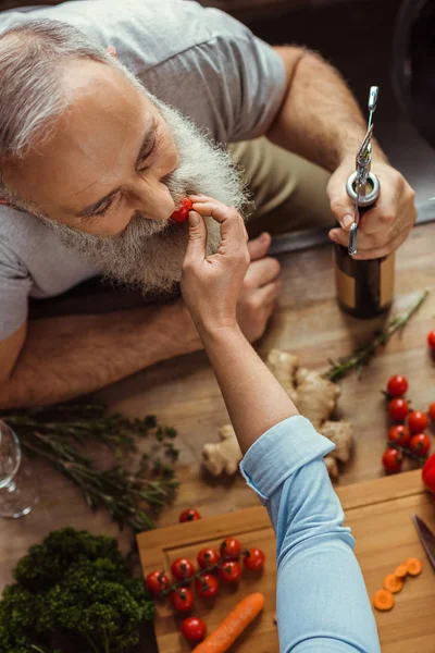 Woman feeding man — Stock Photo, Image