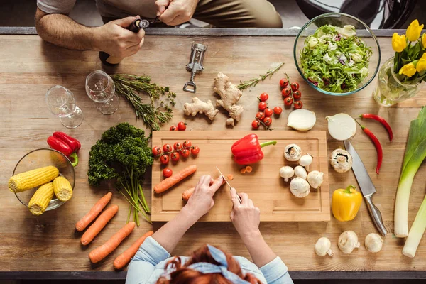 Par förbereder middag — Stockfoto