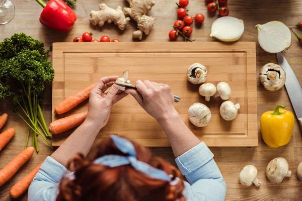 Mujer preparando ensalada — Foto de Stock