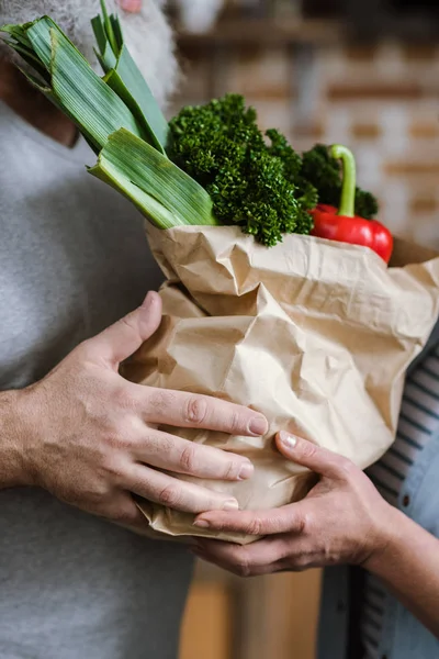 Pareja sosteniendo verduras frescas — Foto de Stock