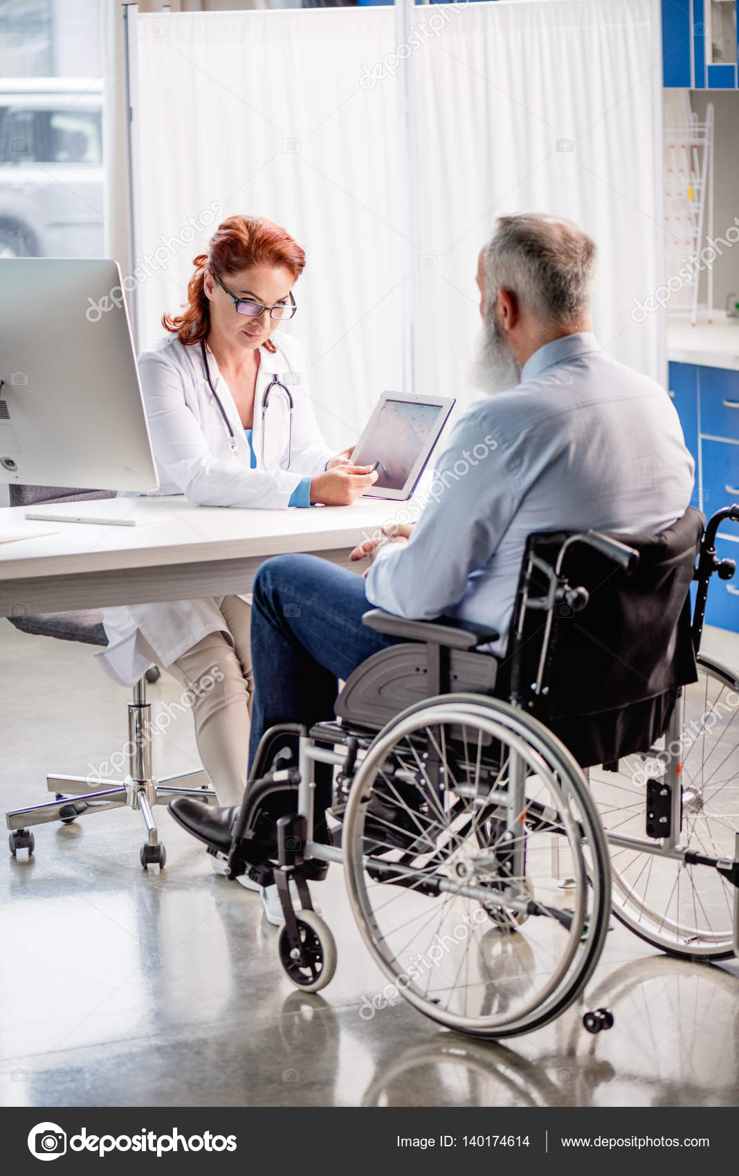 Images wheelchair picture Doctor and patient in wheelchair — Stock