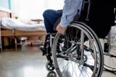 Starší pacient na invalidním vozíku