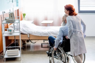Doktor ve hasta tekerlekli sandalyeye mahkum 