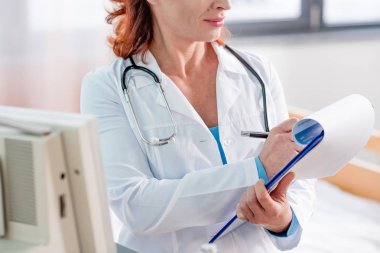 Kadın doktor hastanede.