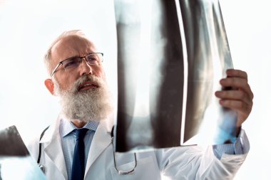 Kıdemli erkek doktor
