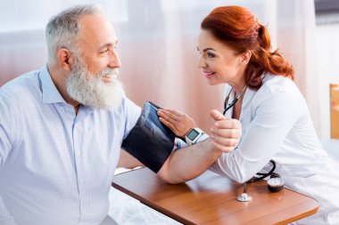 Doktor hastanın basınç ölçme