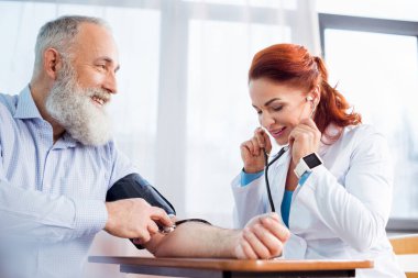 Doktor hastanın basınç ölçme