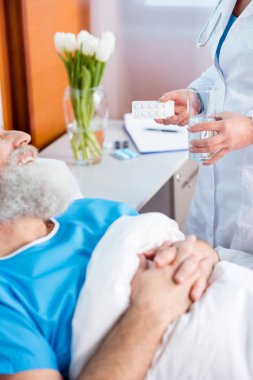 Doktor hastaya ilaç getiren 