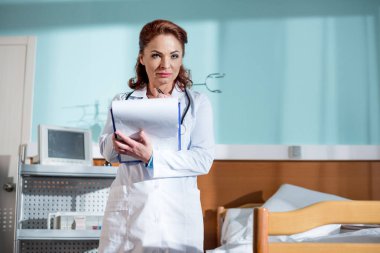 Dosyası olan kadın doktor.