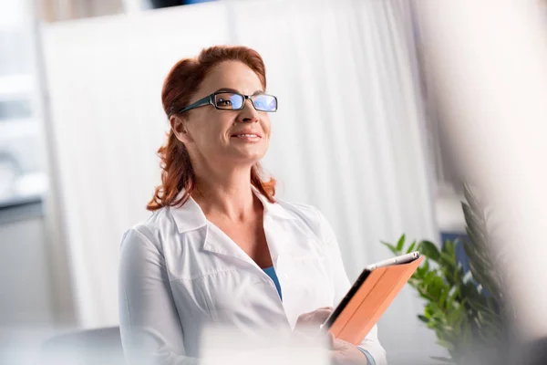 Doctor with digital tablet — Stock Photo, Image