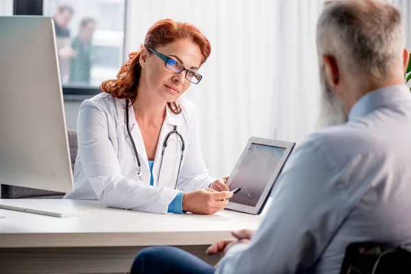 Doctor and senior patient — Stock Photo, Image