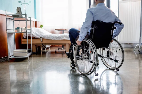 Senior pacjenta na wózku inwalidzkim — Zdjęcie stockowe