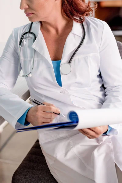 Женщина-врач в больнице — стоковое фото
