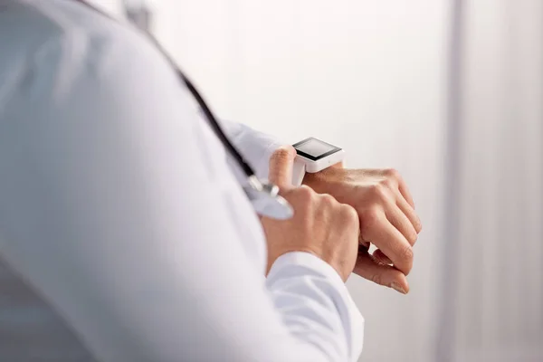 Doctor using smartwatch — Stock Photo, Image