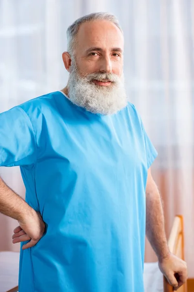 Senior man in het ziekenhuis — Stockfoto