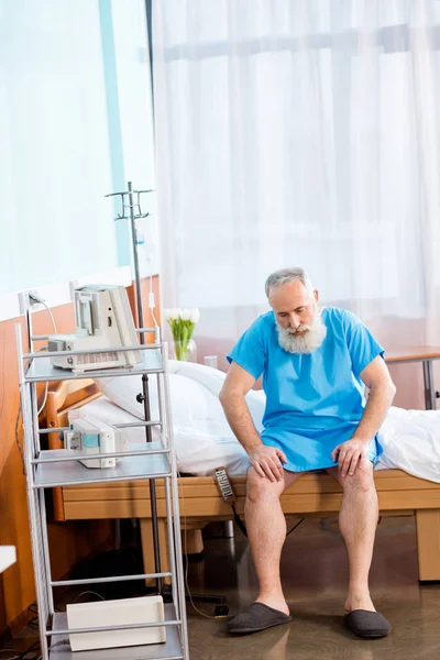 Homme âgé sur lit d'hôpital — Photo